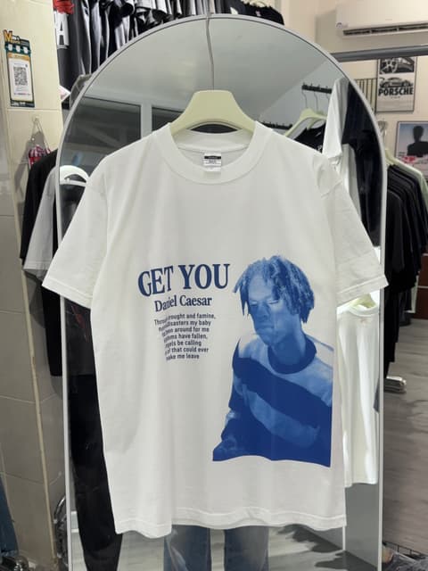 ເສື້ອຍືດລາຍ Daniel Caesar ສະກີນຈົມ DTG